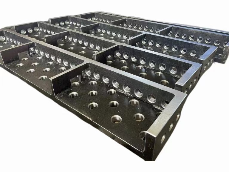 वास्तव में सर्वोत्तम वेल्डिंग टेबल टॉप स्टील या कच्चा लोहा क्या बनाता है